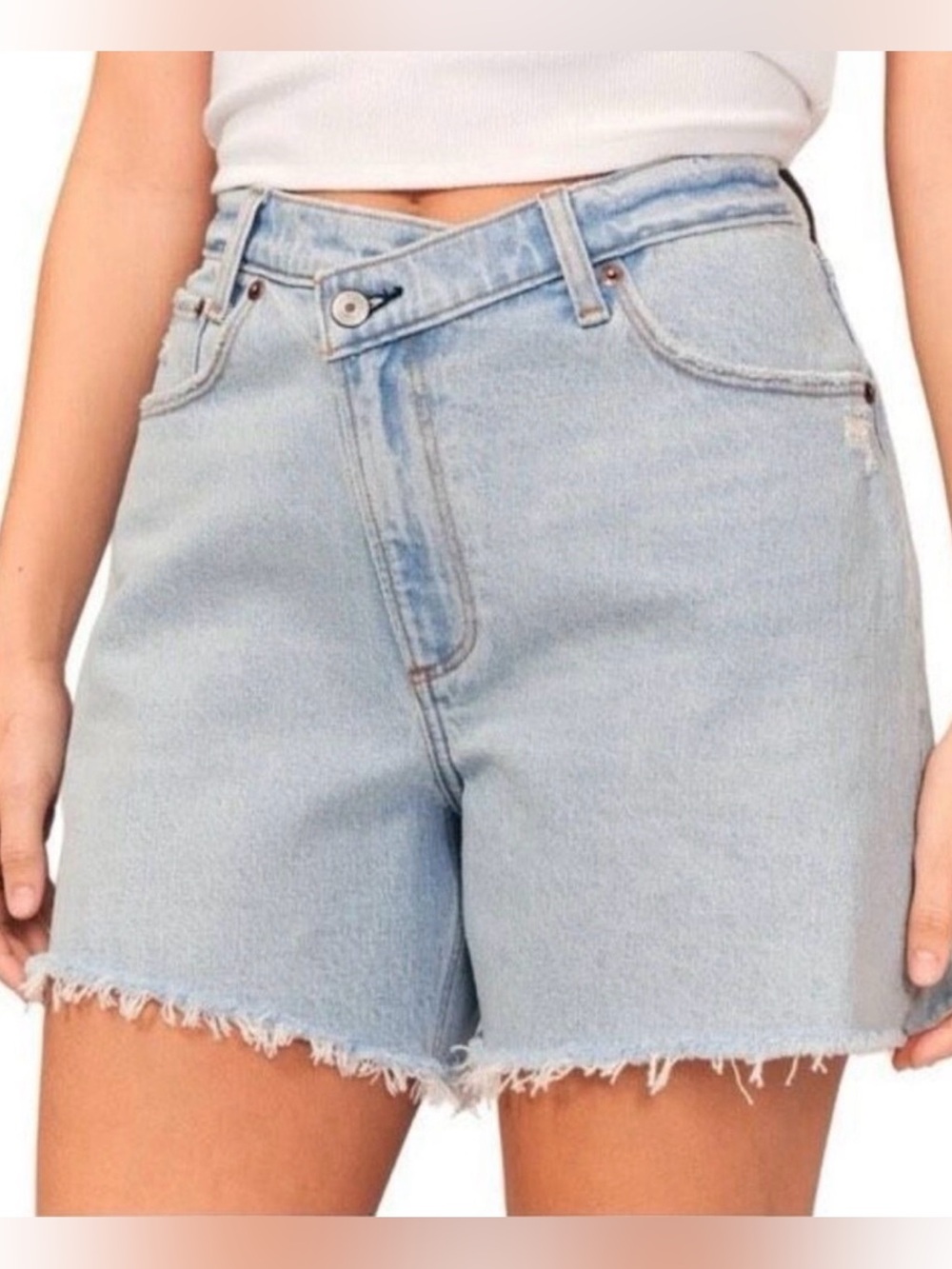 Abercrombie & Fitch Crossover Waist The Dad High Rise Short in Light Wash